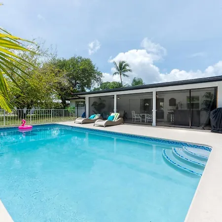 Paradise Pool Villa! Minutes To Beaches & Downtown